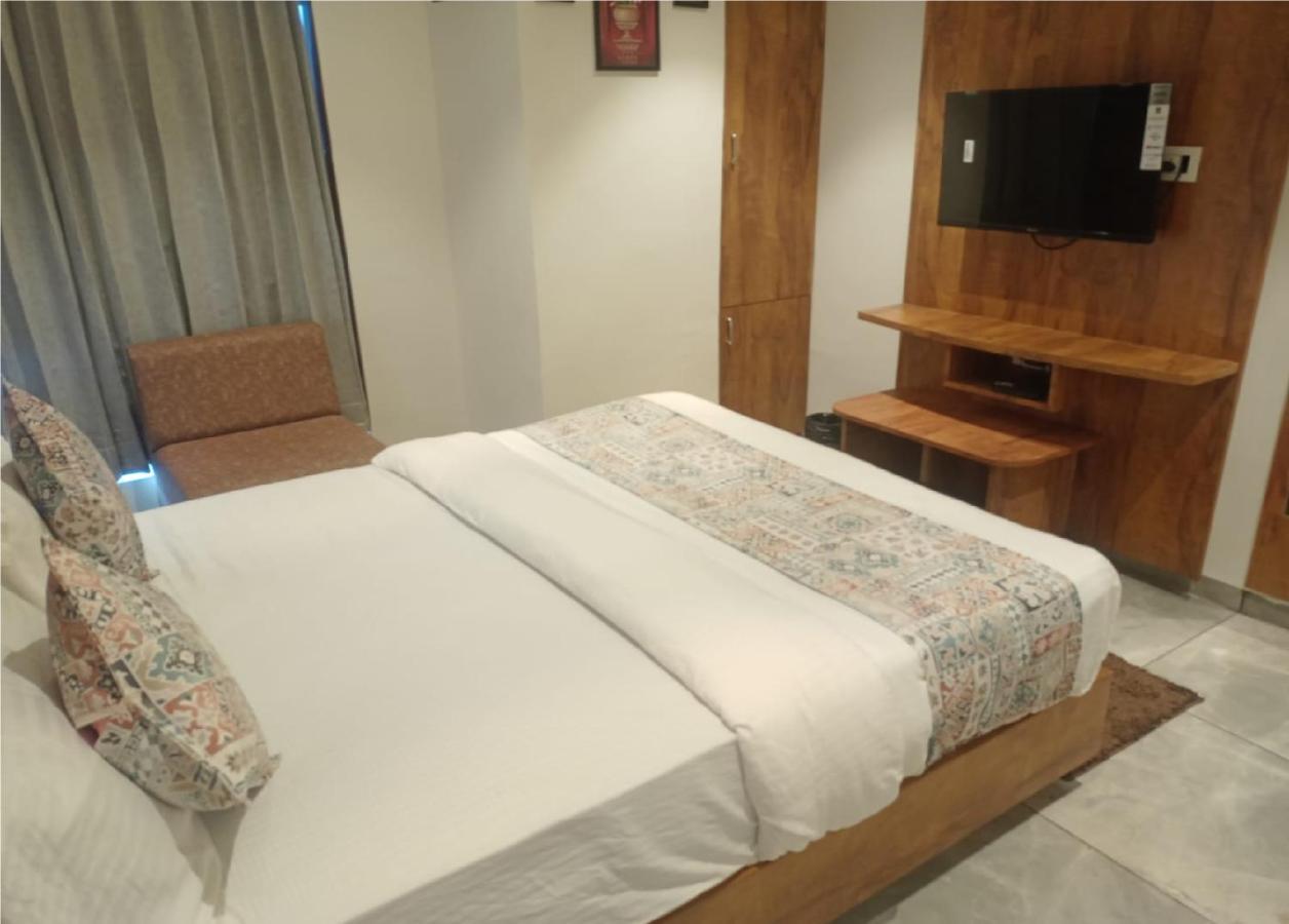 Hotel Lotus Villa Ахмедабад Экстерьер фото